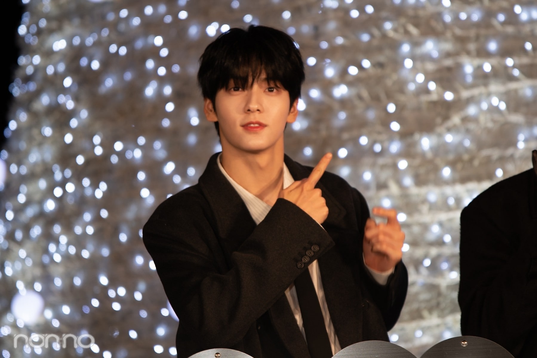 ツリーを指さすSOOBIN（スビン）