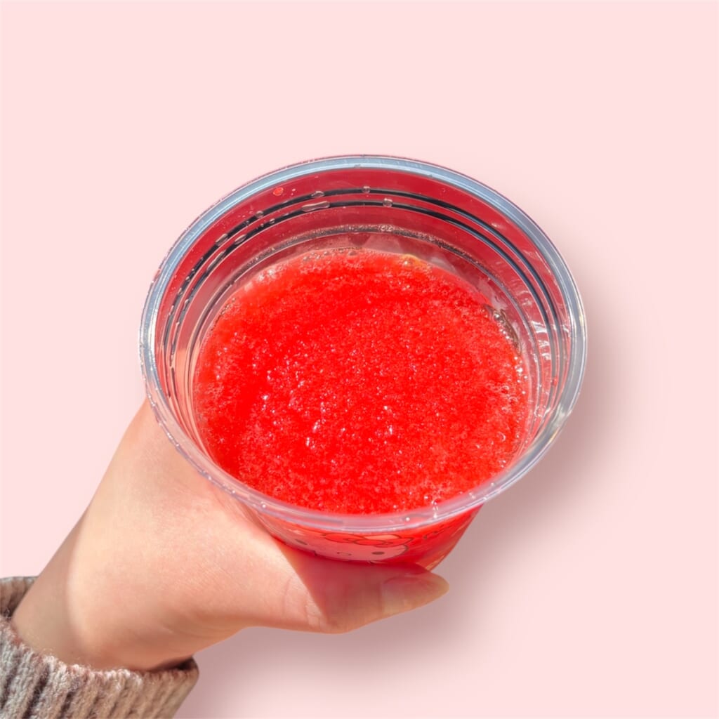 ハローキティのジューシーいちごスムージー 鮮やかな赤色