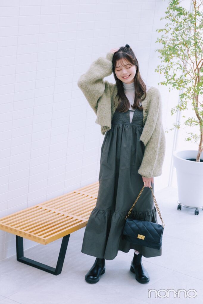 大学生の可愛い冬のデートコーデ　ワンピースとカーディガンを着た女性