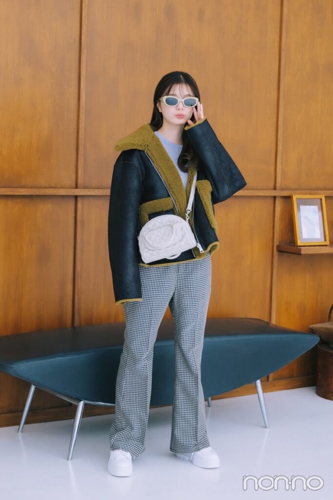 【ディズニーコーデ】フレアパンツ×ボアアウター×スニーカー