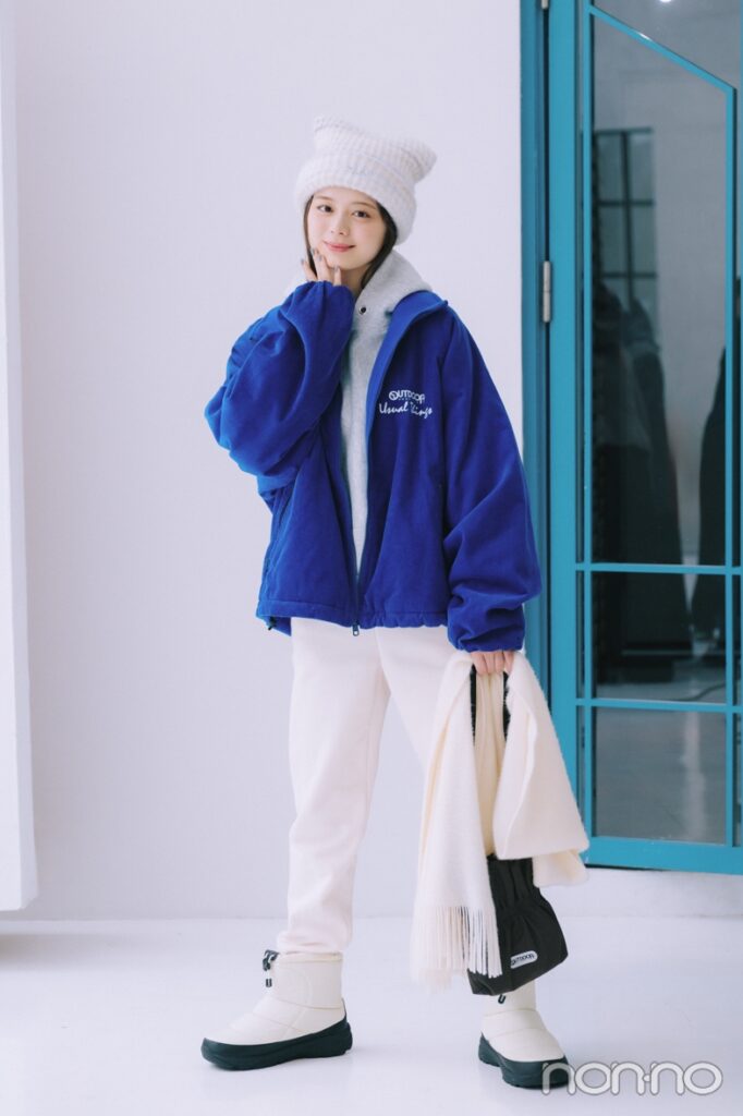 【ディズニーコーデ】裏起毛パンツ×ブルーアウター×ブーツ