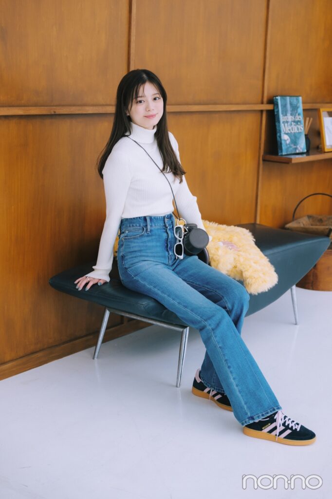 白タートルニット×デニム×スニーカーの可愛い白ニットコーデ