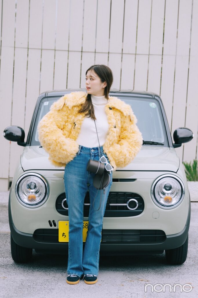 【ディズニーコーデ】デニムパンツ×厚手アウター×スニーカー