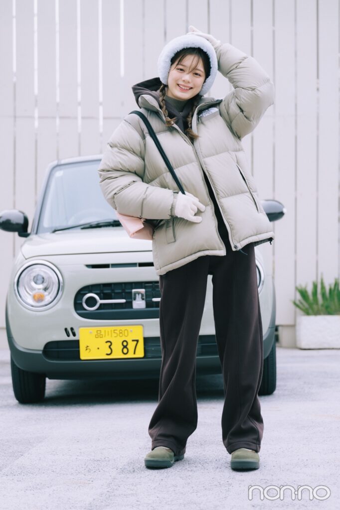 【ディズニーコーデ】ブラウンパンツ×ダウンジャケット×防寒靴