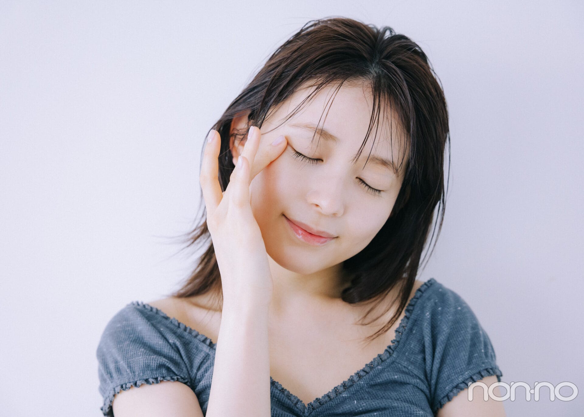 りんくまの美容格言アイケア編のアイクリームを塗っているイメージカット