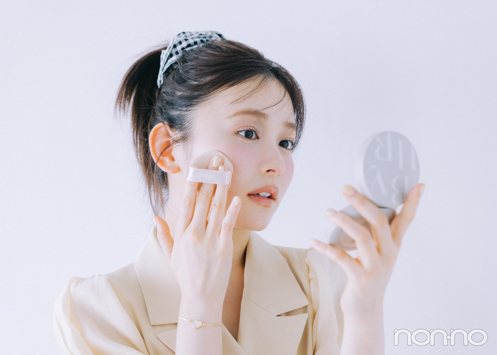 りんくまの美容格言ポーチの中身編の試しているイメージカット