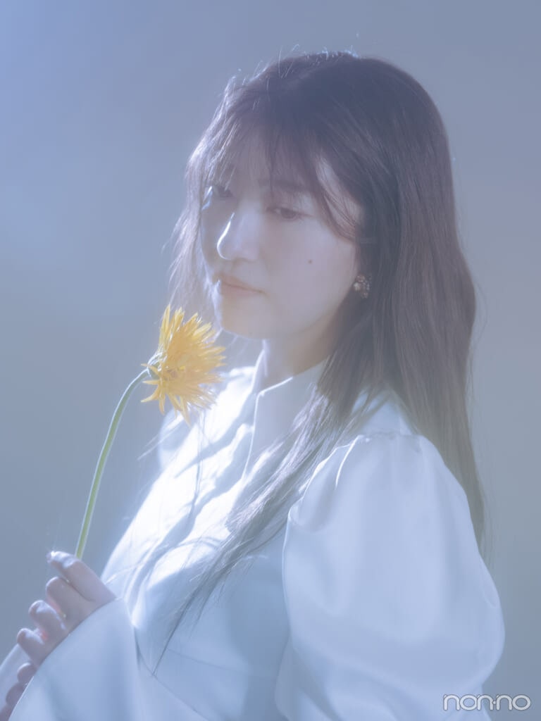 一輪の花を手に持ち、伏し目がちな表情のモーニング娘。’25羽賀朱音さんのアップショット