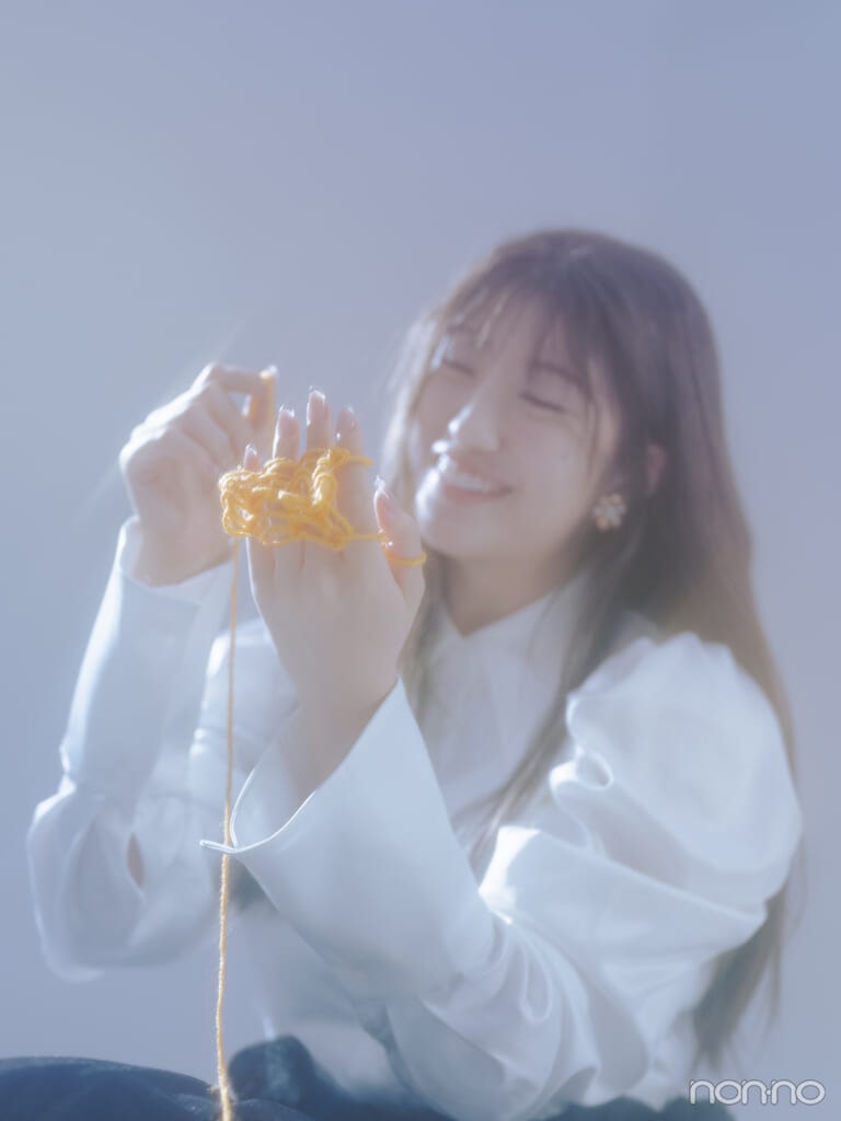 毛糸を手に遊ぶモーニング娘。’25羽賀朱音さん