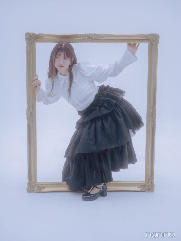 大きな額縁から出てくる絵画のようなモーニング娘。’25羽賀朱音さん