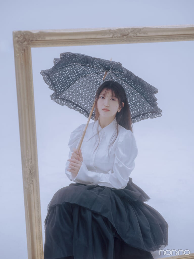 日傘を手に額縁の奥で座る絵画の中の女性のようなモーニング娘。’25羽賀朱音さん