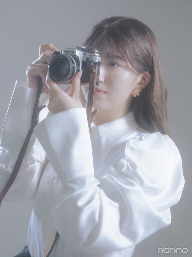 カメラを構えるモーニング娘。’25の羽賀朱音さん