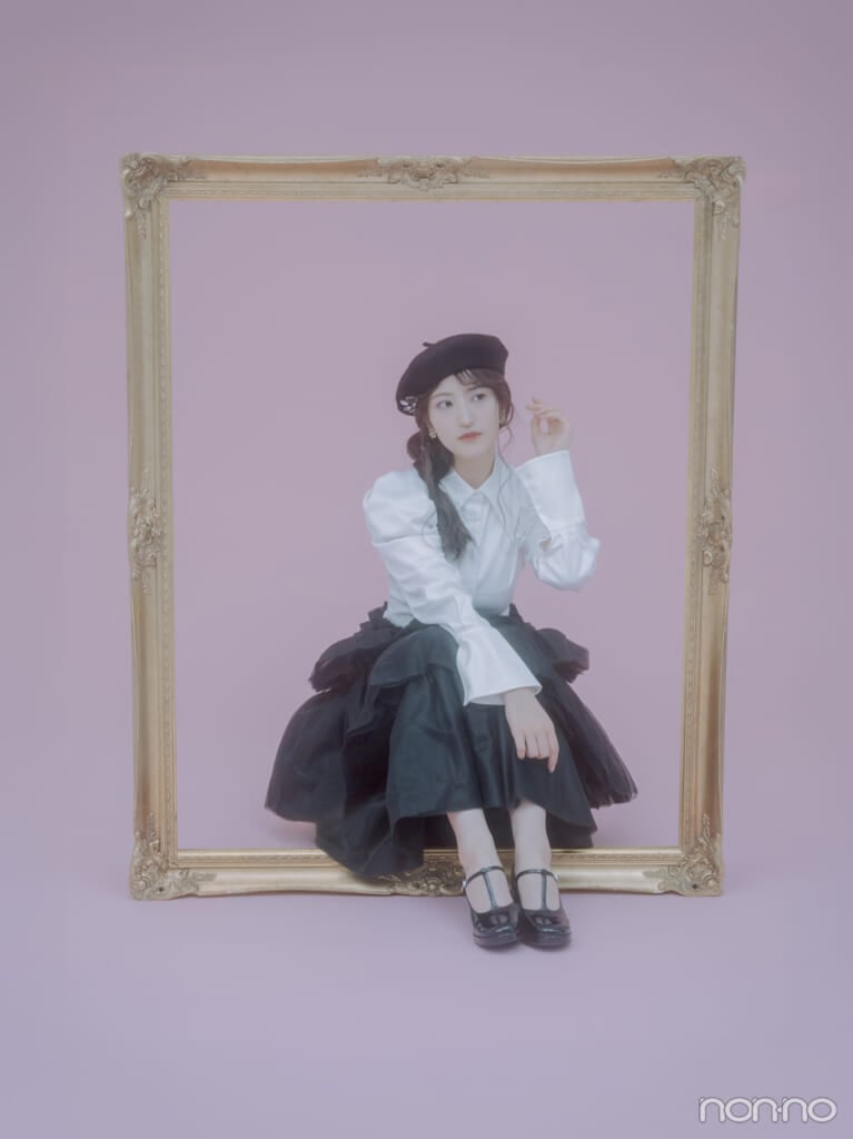 額縁の中に収まり、人形のようなポーズを取る羽賀朱音さん