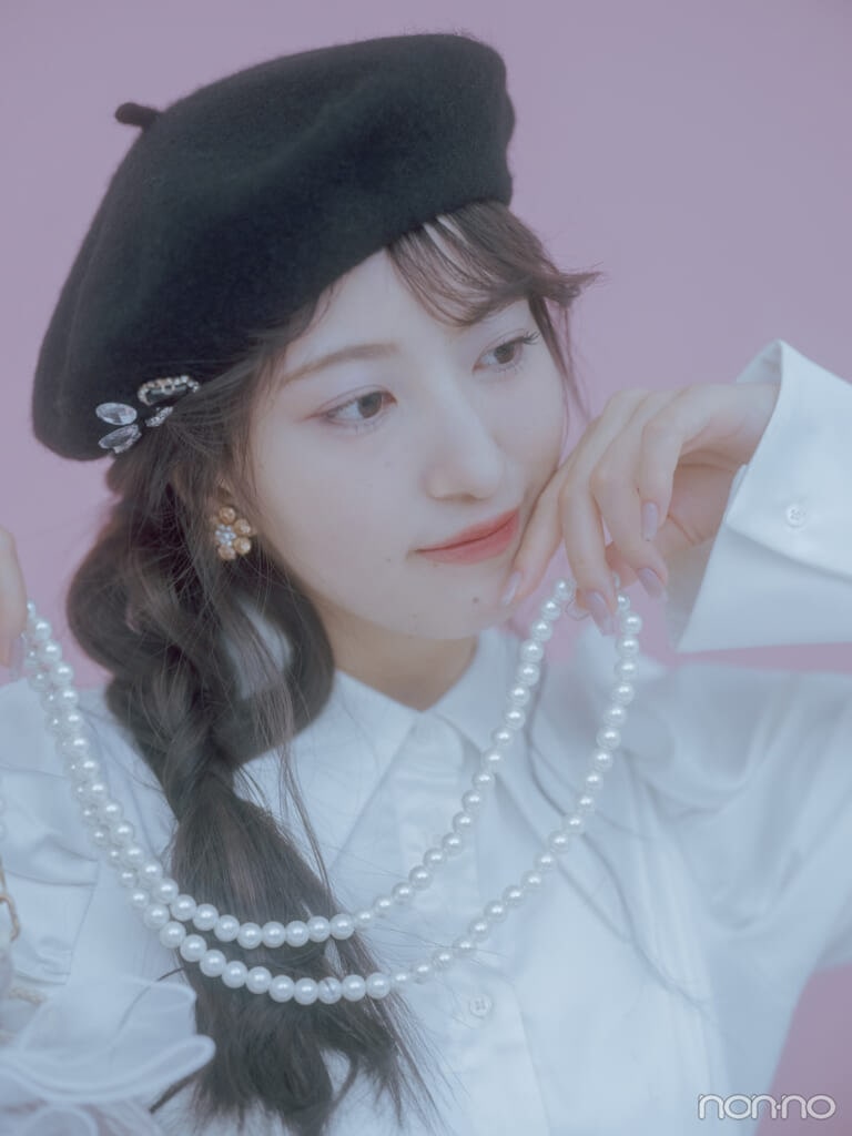 ベレー帽をかぶり、パールのネックレスを手にポーズをとるモーニング娘。’25羽賀朱音さん