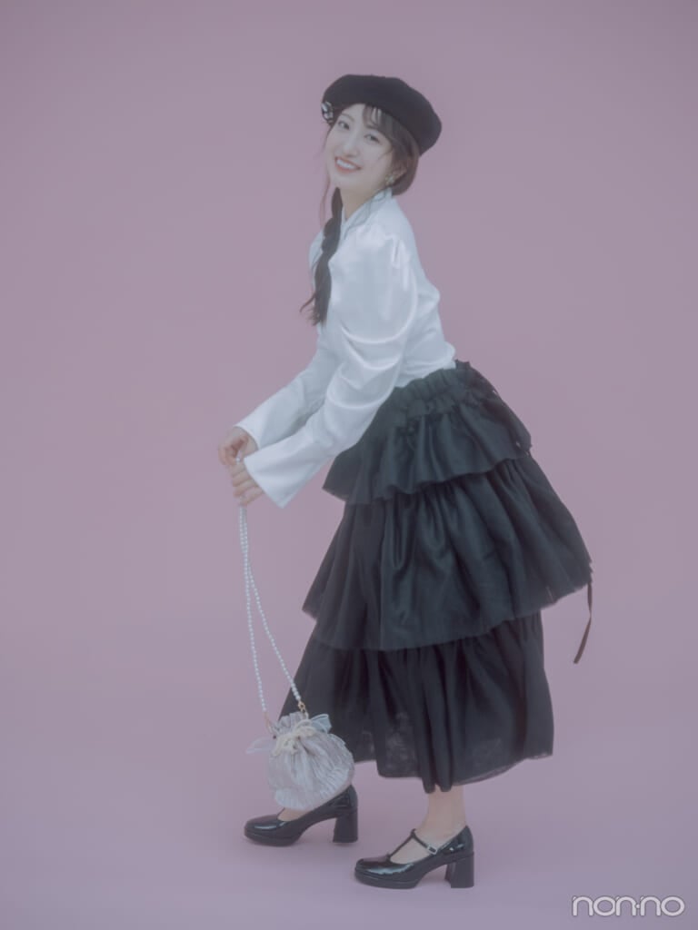 クラシカルなスカートとブラウス、ベレー帽のコーデをまとったモーニング娘。’25羽賀朱音さんの全身カット