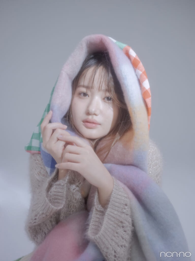 マフラーやストールにくるまった横山玲奈さんのアップショット