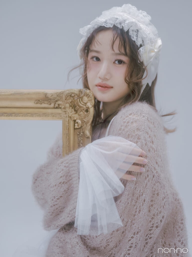 ヘッドドレスをつけ、額縁を抱きしめる横山玲奈さんのアップショット