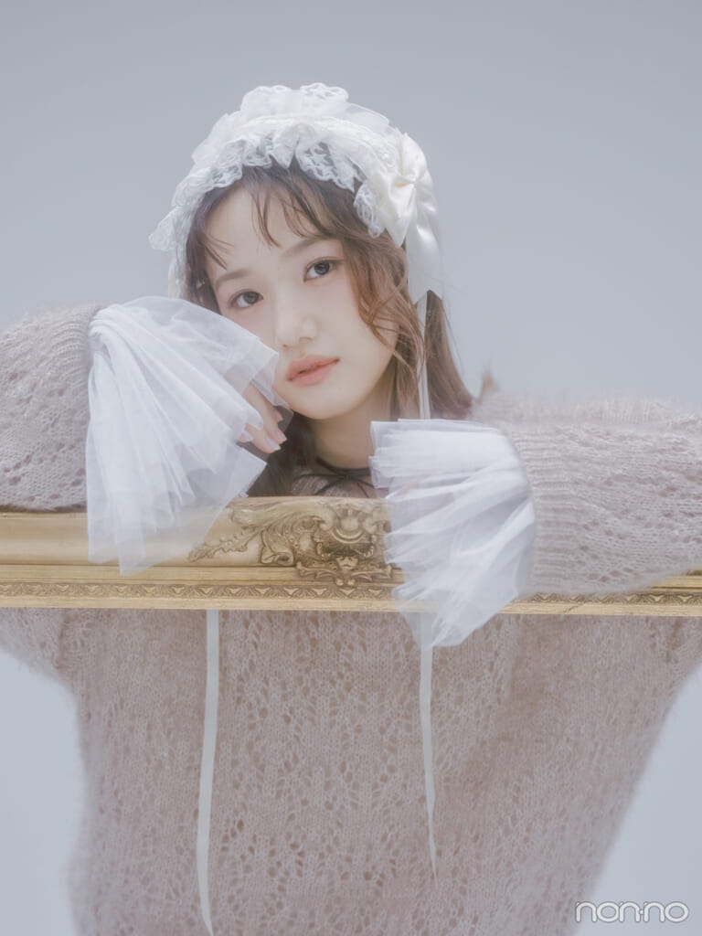 額縁にもたれるモーニング娘。’25横山玲奈さん