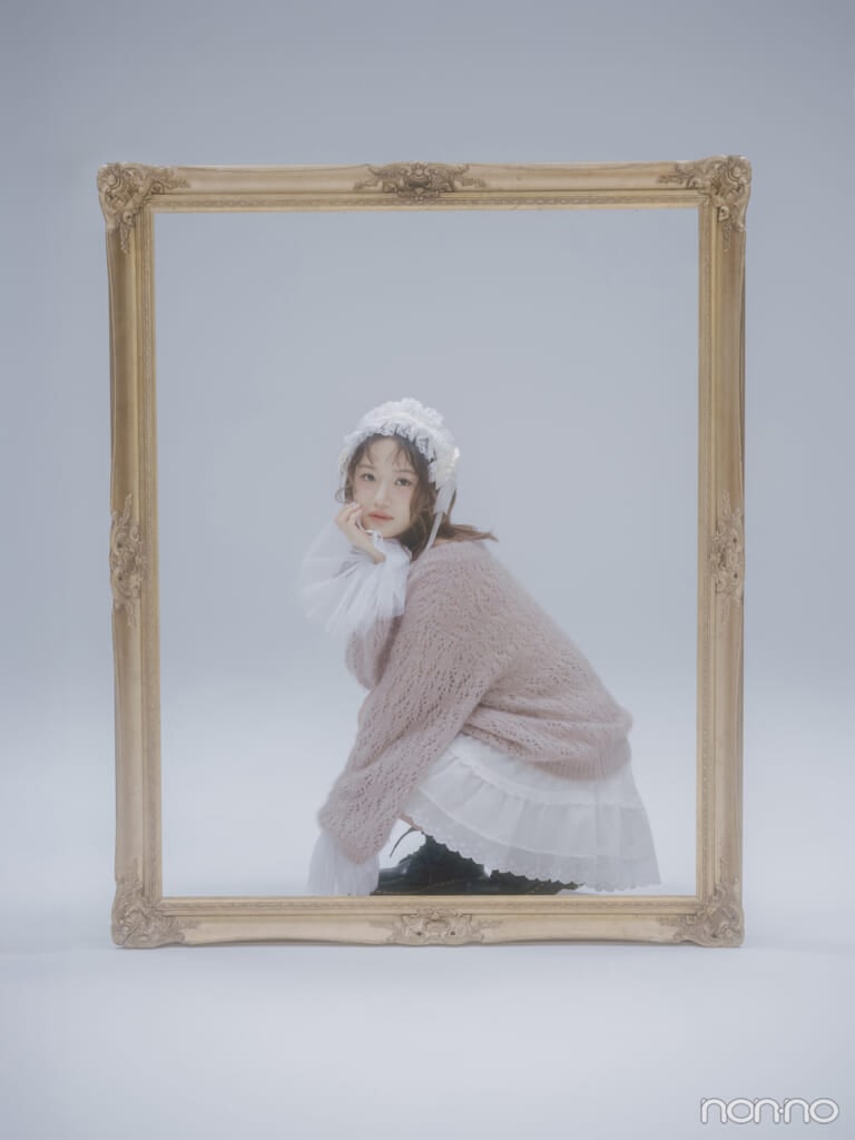 大きな額縁の中で絵のように座ってこちらを見ている横山玲奈さん