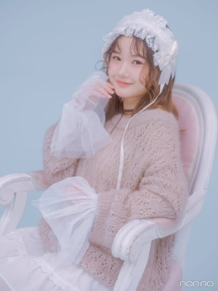 椅子に座って微笑むモーニング娘。’25横山玲奈さん