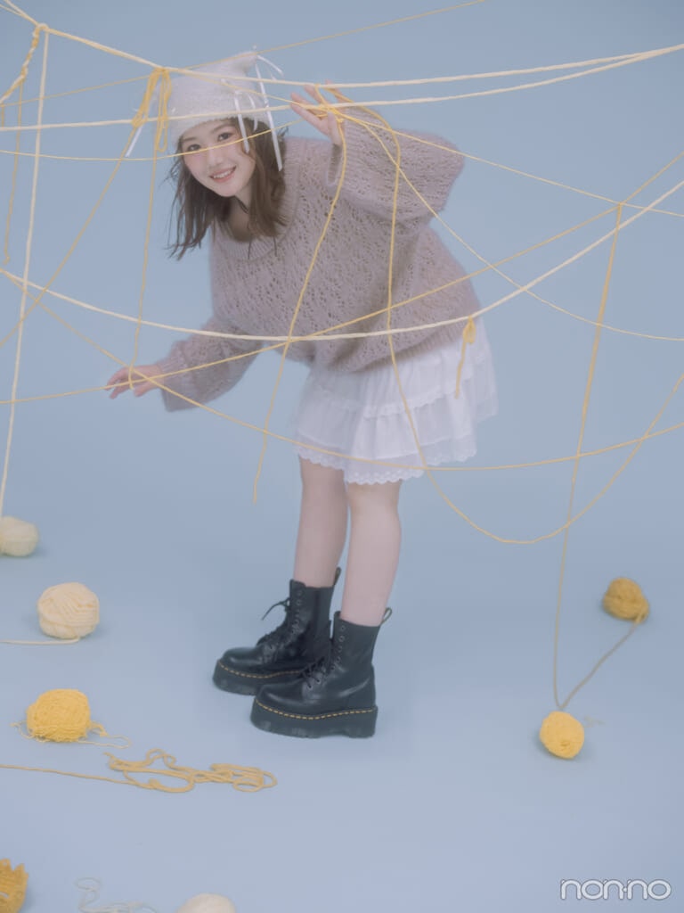 猫耳帽子をかぶって、猫のように毛糸で遊ぶモーニング娘。’25横山玲奈さん