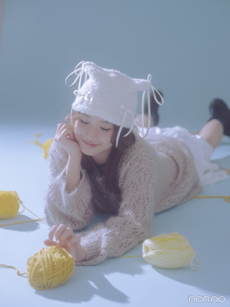 メンバーカラーのゴールドイエローの毛糸を寝そべって猫のように触っているモーニング娘。’25横山玲奈さん