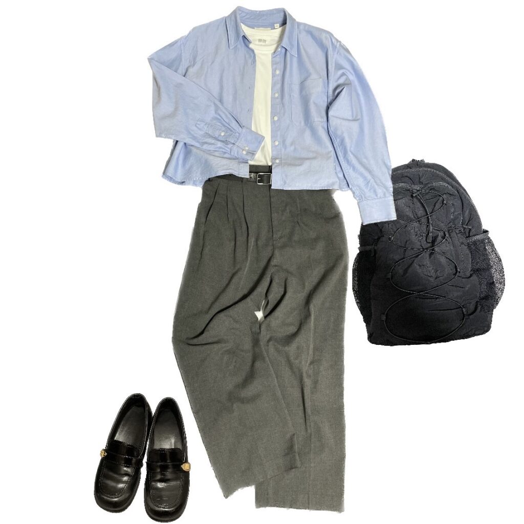 通勤コーデ　ブルーシャツ
シャツ/UNIQLO,インナー/UNIQLO,ボトムス/GLOBAL WORK,ローファー/CHARLES & KEITH,リュック/LOWRYS FARM