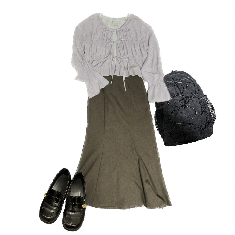 ブラウス/LOWRYS FARM,スカート/LOWRYS FARM,ローファー/CHARLES & KEITH,リュック/LOWRYS FARM