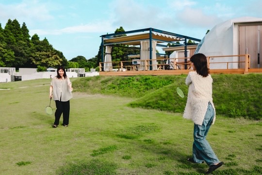 バドミントンをする２人