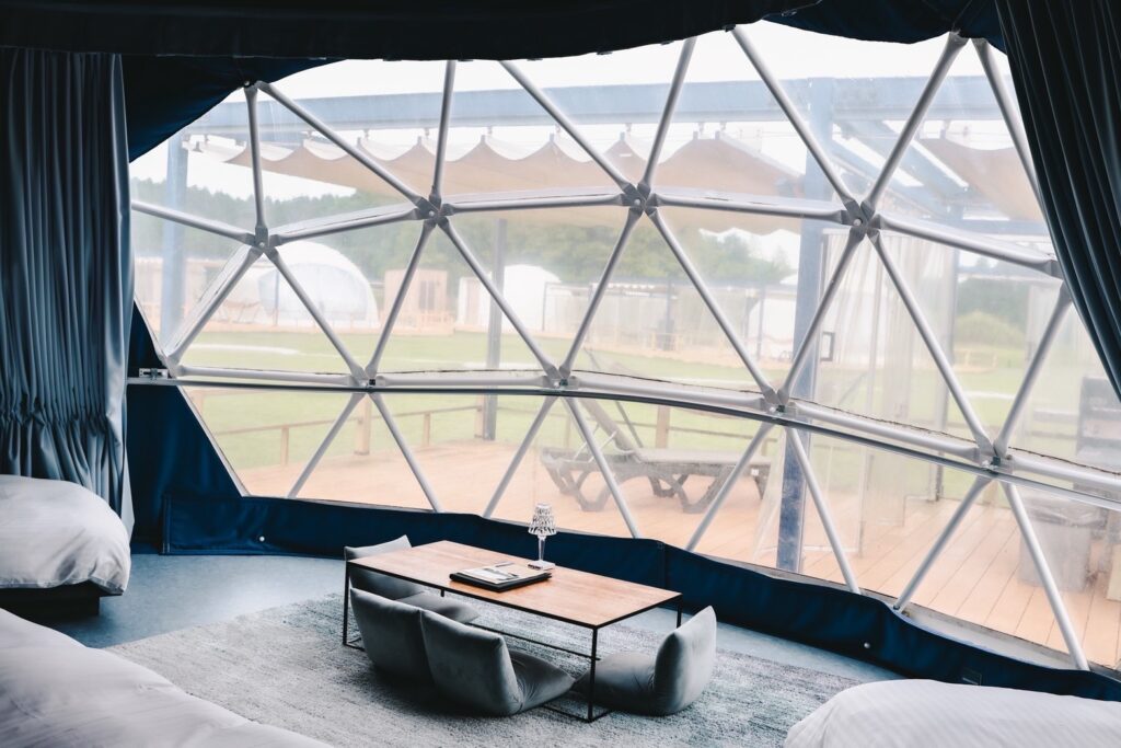 ISUMI Glamping Resort ＆ Spa SOLAS　ドームテント　内観　昼