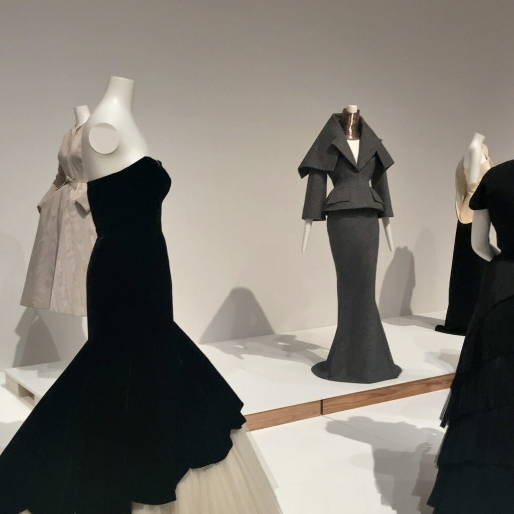 記事で紹介している展覧会の会場内の写真です。