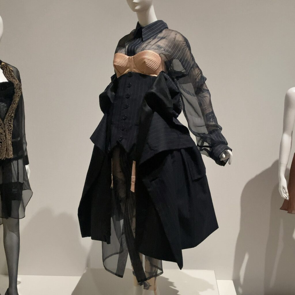 記事で紹介している展覧会の会場内の写真です。