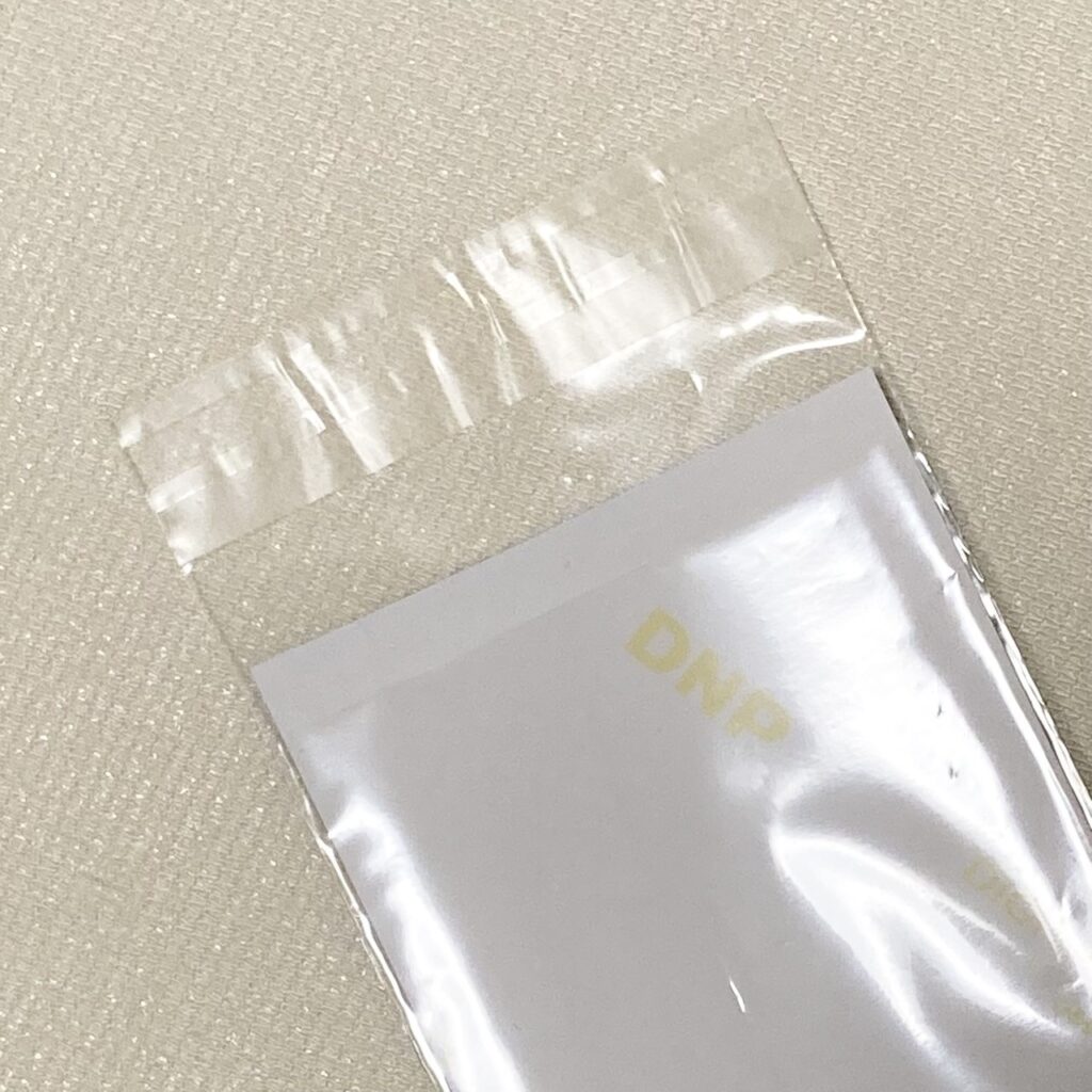 クリアーポケットに4カットを入れた際、少し縦幅が足りないことを示した画像です。