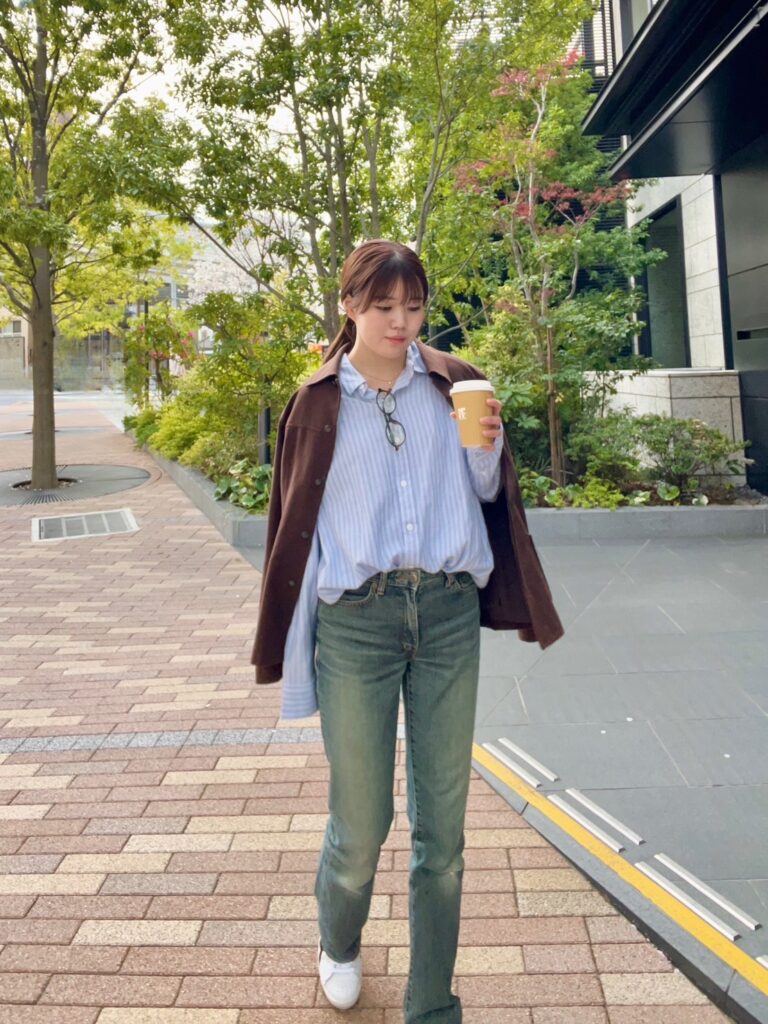 【最高気温18度の日のコーデ】モカブラウン×アイシーブルーの２大トレンドカラーコーデ