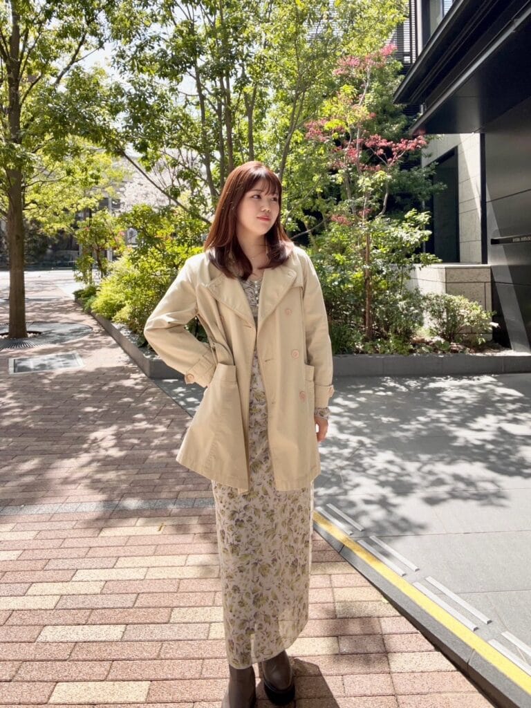 【最高気温17度の日のコーデ】春定番の「トレンチコート×ココディールの花柄ワンピ」
