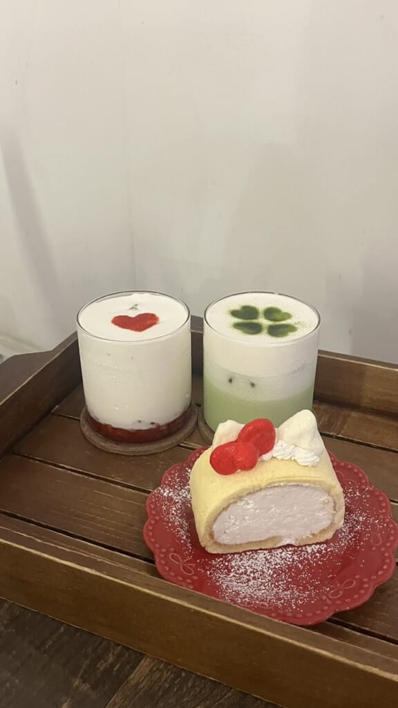 イチゴラテ、抹茶ラテ、リボンロールケーキ