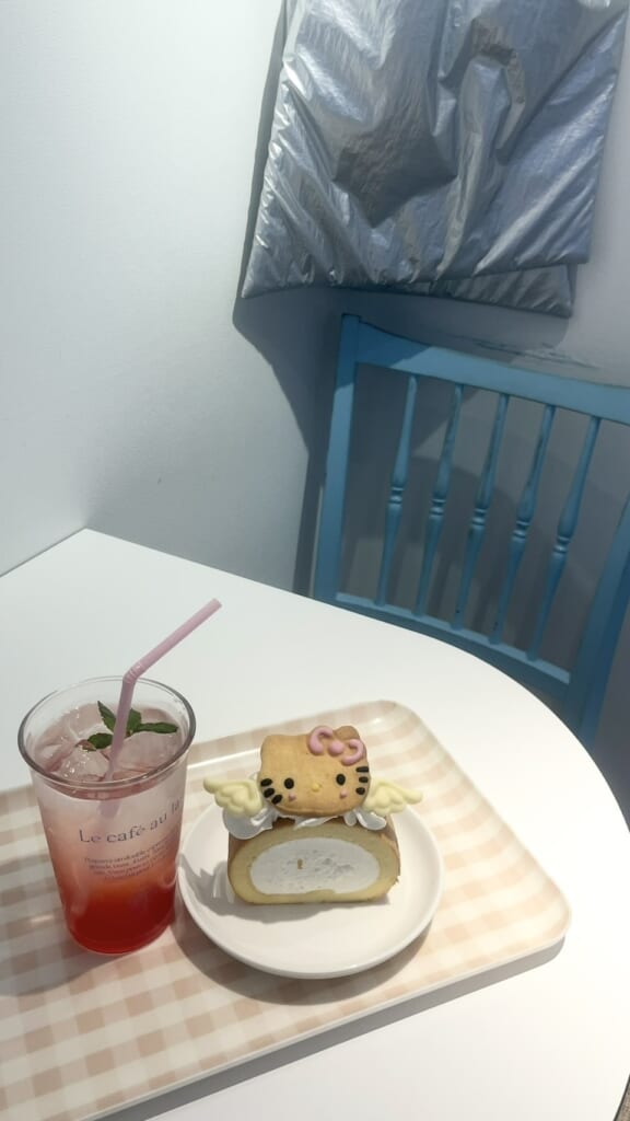 キティーのクッキーがのったロールケーキと飲み物