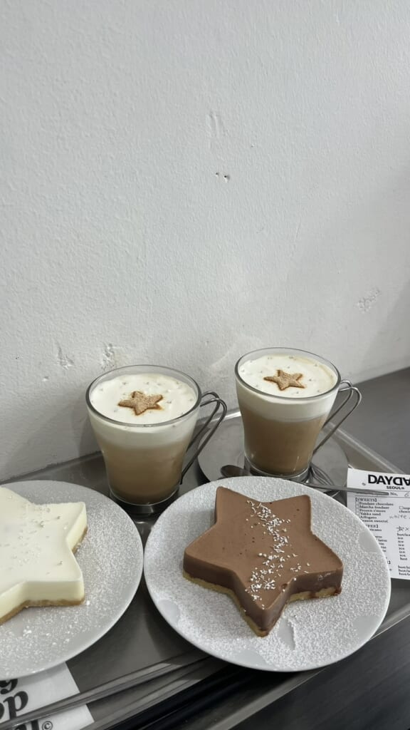 カフェラテと星型のデザート