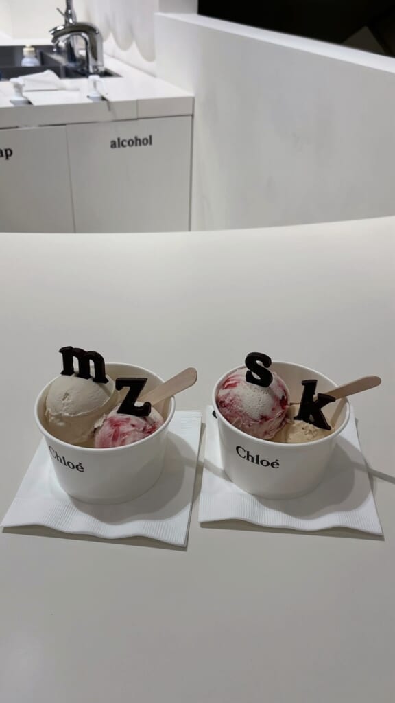 アルファベットのチョコレートがトッピングされたアイスクリーム