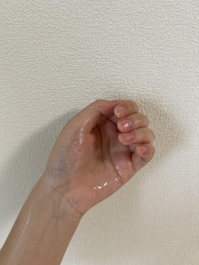 使用後のパックを触った後の、駅がたっぷりついた手のひらの画像