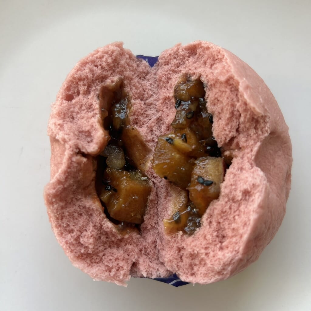 まんじゅうを割って、中に詰まった大学芋を撮影した画像