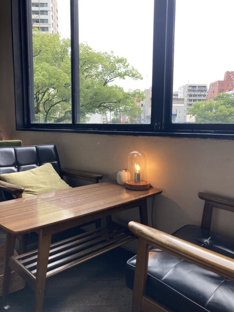 ソファー席が窓際に設置されている。ランプが置いてある。