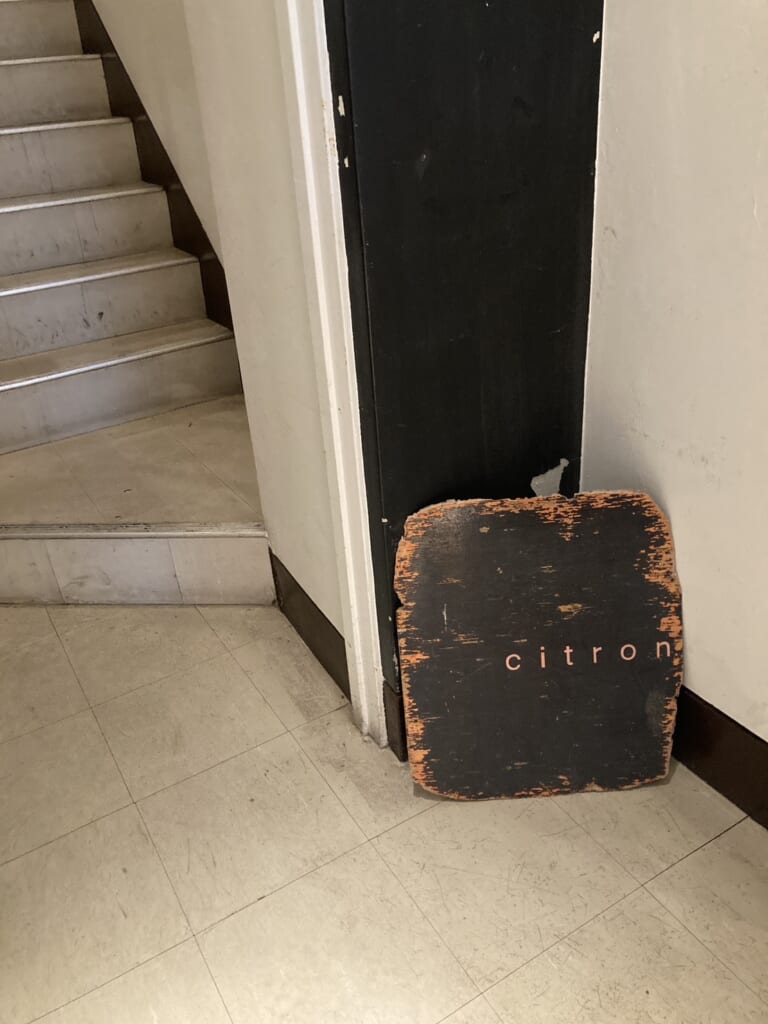 お店の外に立て掛けてある看板