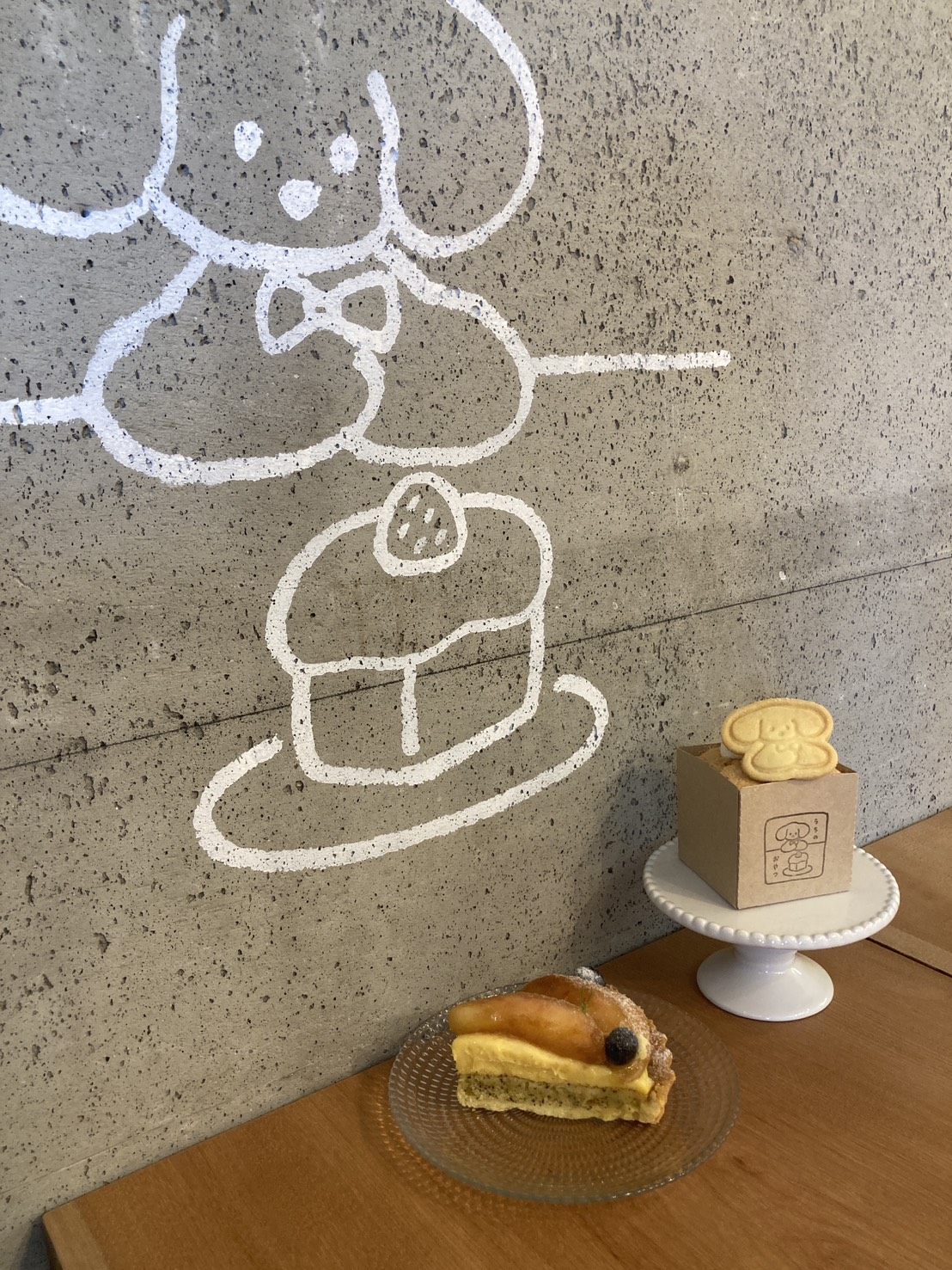 壁にお店のキャラクターの犬がデザインされている。