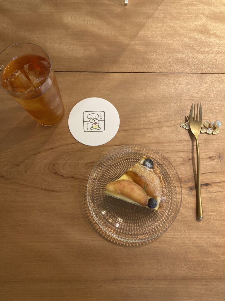 白桃のタルトと紅茶を上から撮影した画像