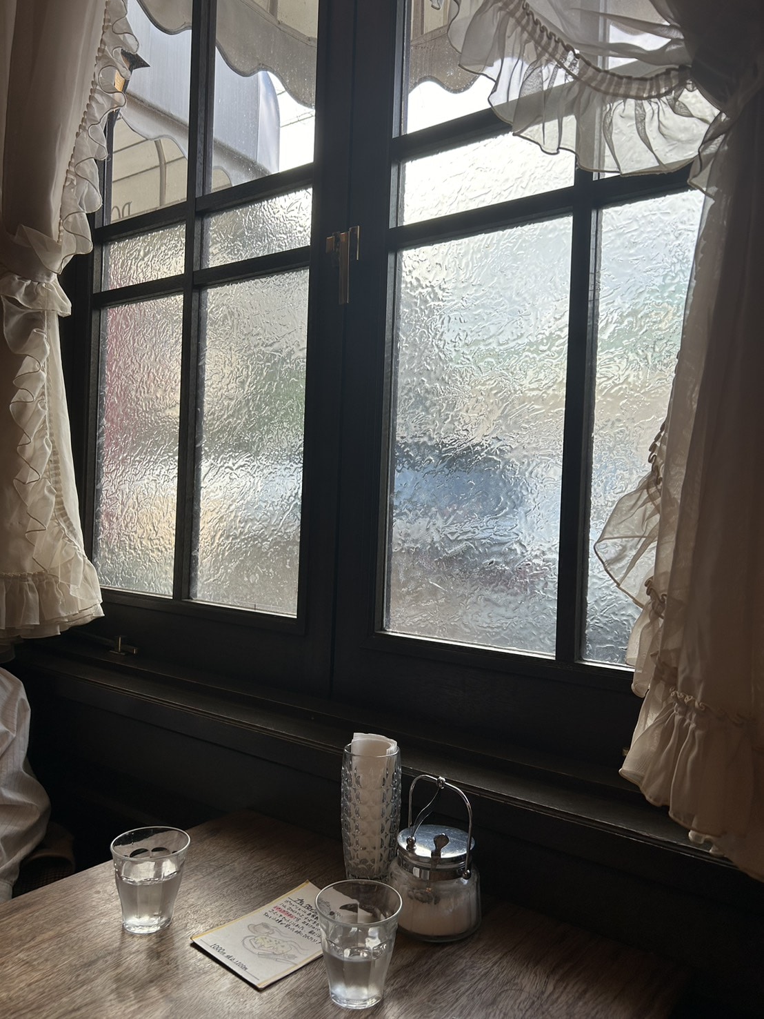 窓際の席の写真