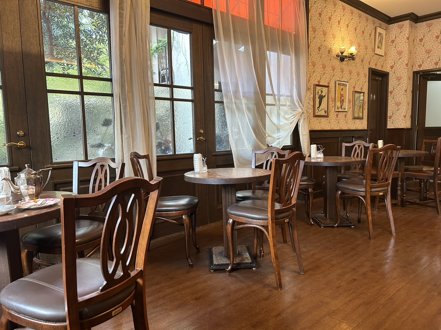 レースカーテンが大きな窓にかけられている