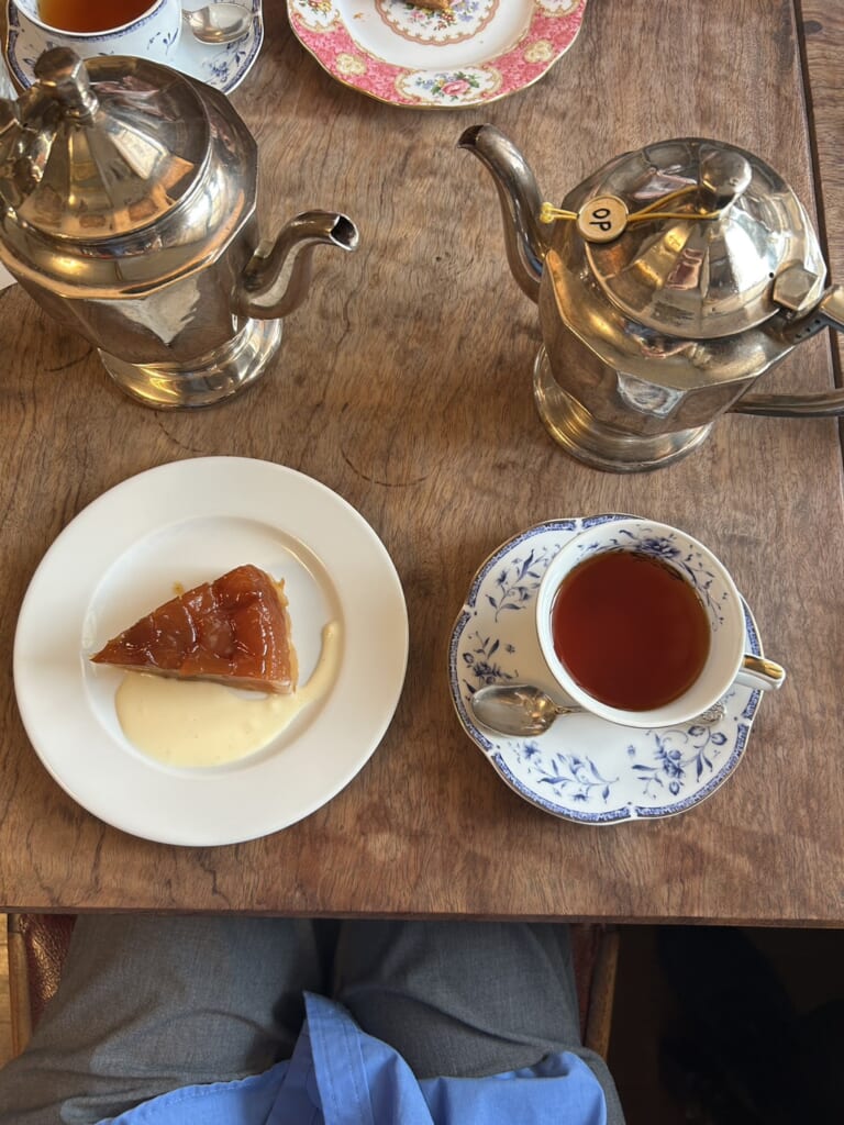 紅茶とタルトタタンの写真