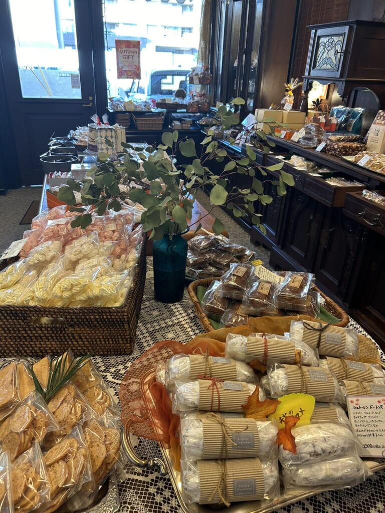 色んな種類の焼き菓子が並べられている写真