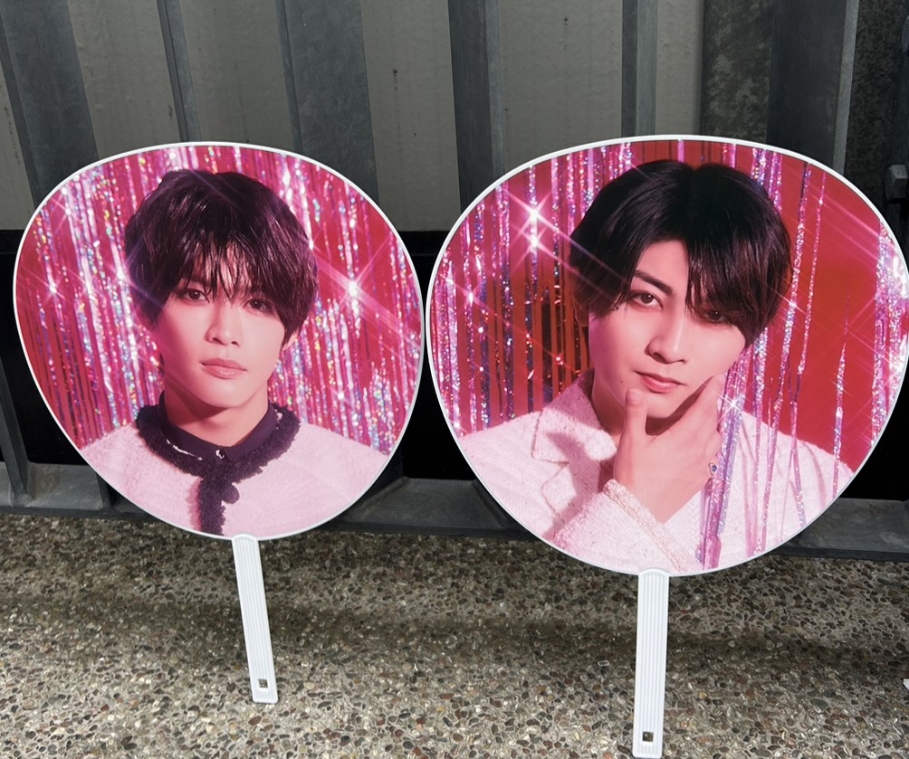 うちわ2つをたてかけた写真