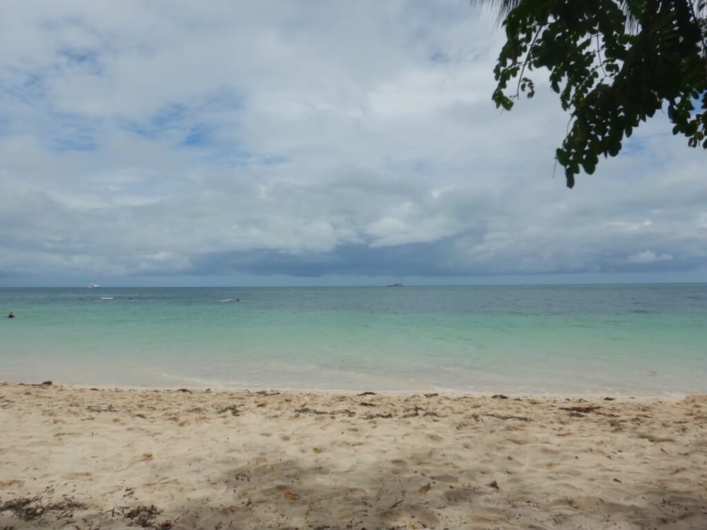 透き通ったブルーの海の写真
